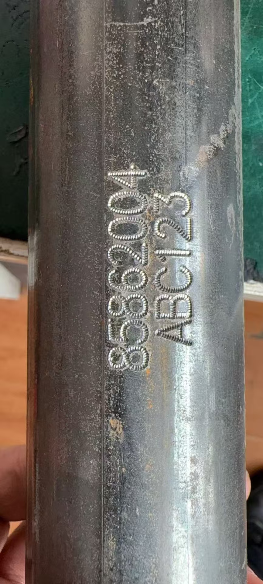 Nově navržený elektrický značkovací stroj.